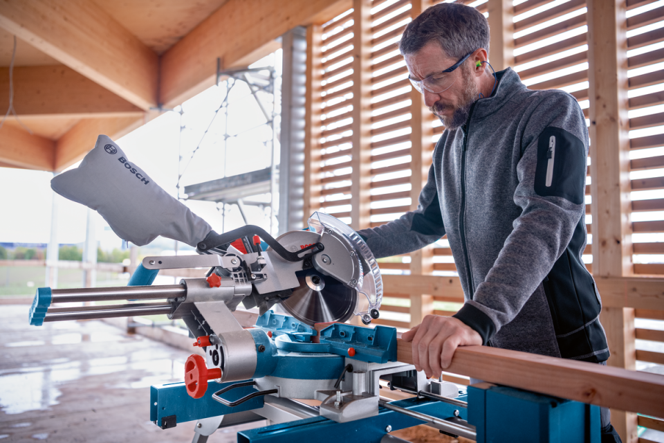 BOSCH GCM 18V-254 D Akülü Kızaklı Gönye Kesme Makinası 254 mm (Akü ve Şarj Aleti Hariç)
